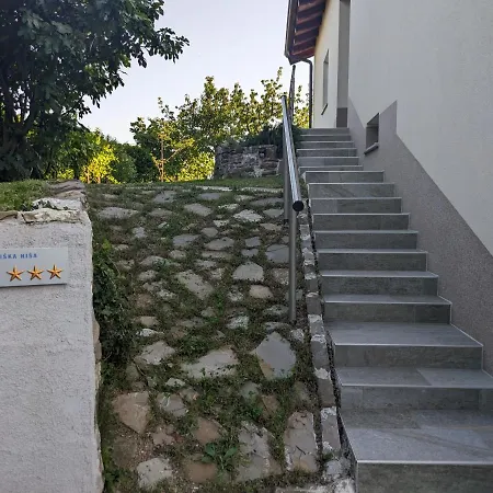 Pocitniska Hisa Hum Holiday home *
