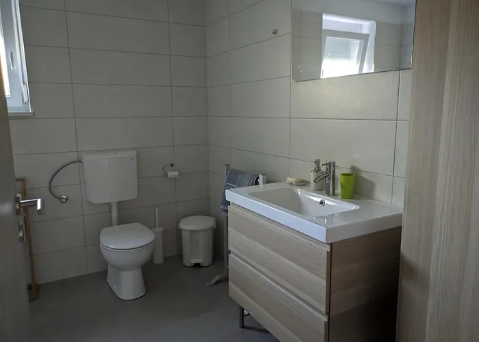 Pocitniska Hisa Hum Vakantiehuis