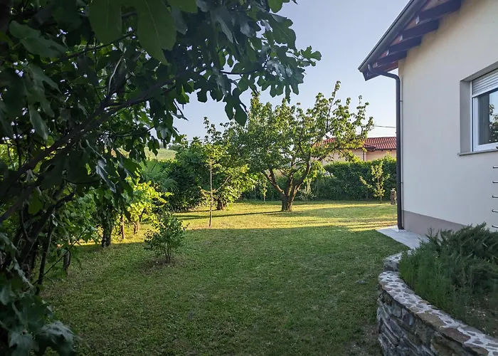 Pocitniska Hisa Hum بيت للعطل *